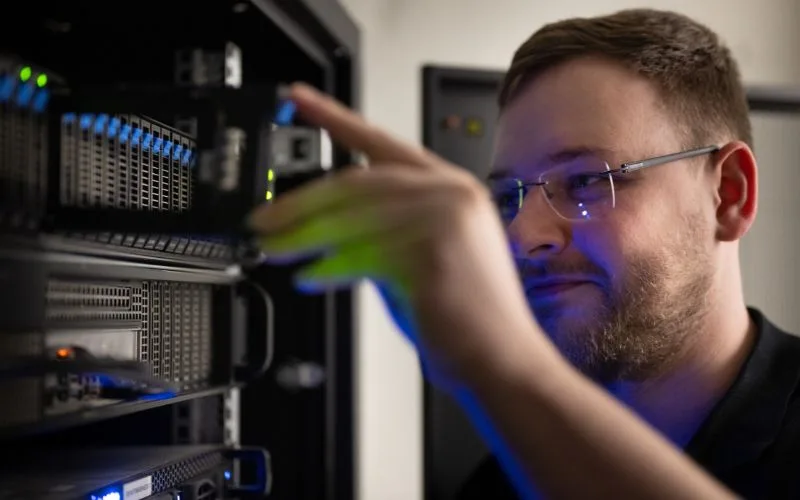 Kollege-am-Server-karriere_ws-informatik_800x500px