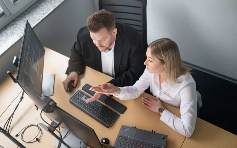 Kollegen-am-PC-Karriere_ws-informatik_800x500px