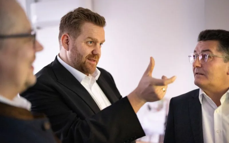 Unterhaltung-Kollegen-Karriere_ws-informatik_800x500px