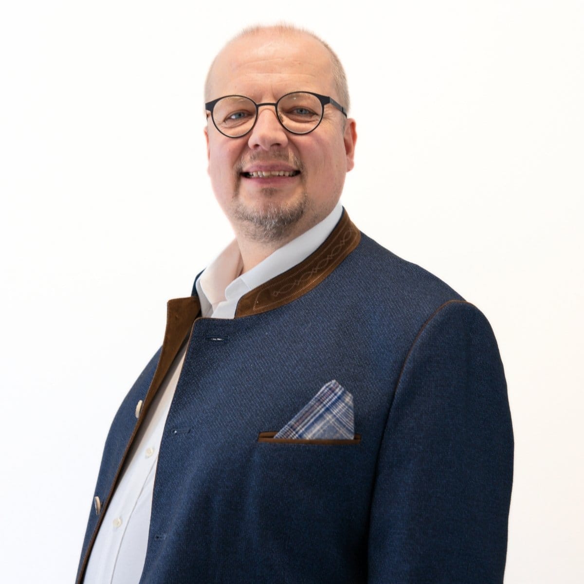 Portrait von Jan Steinhadt, Geschäftsführer der WS-Informatik GmbH & Co. KG, im traditionellen Sakko mit Einstecktuch, vor weißem Hintergrund