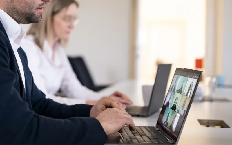 Foto von zwei Mitarbeitenden der WS-Informatik. Sie nehmen konzentriert an einer Microsoft Teams-Besprechung teil. Das Bild steht für moderne, ortsunabhängige Kommunikation und digitale Zusammenarbeit auf professionellem Niveau.