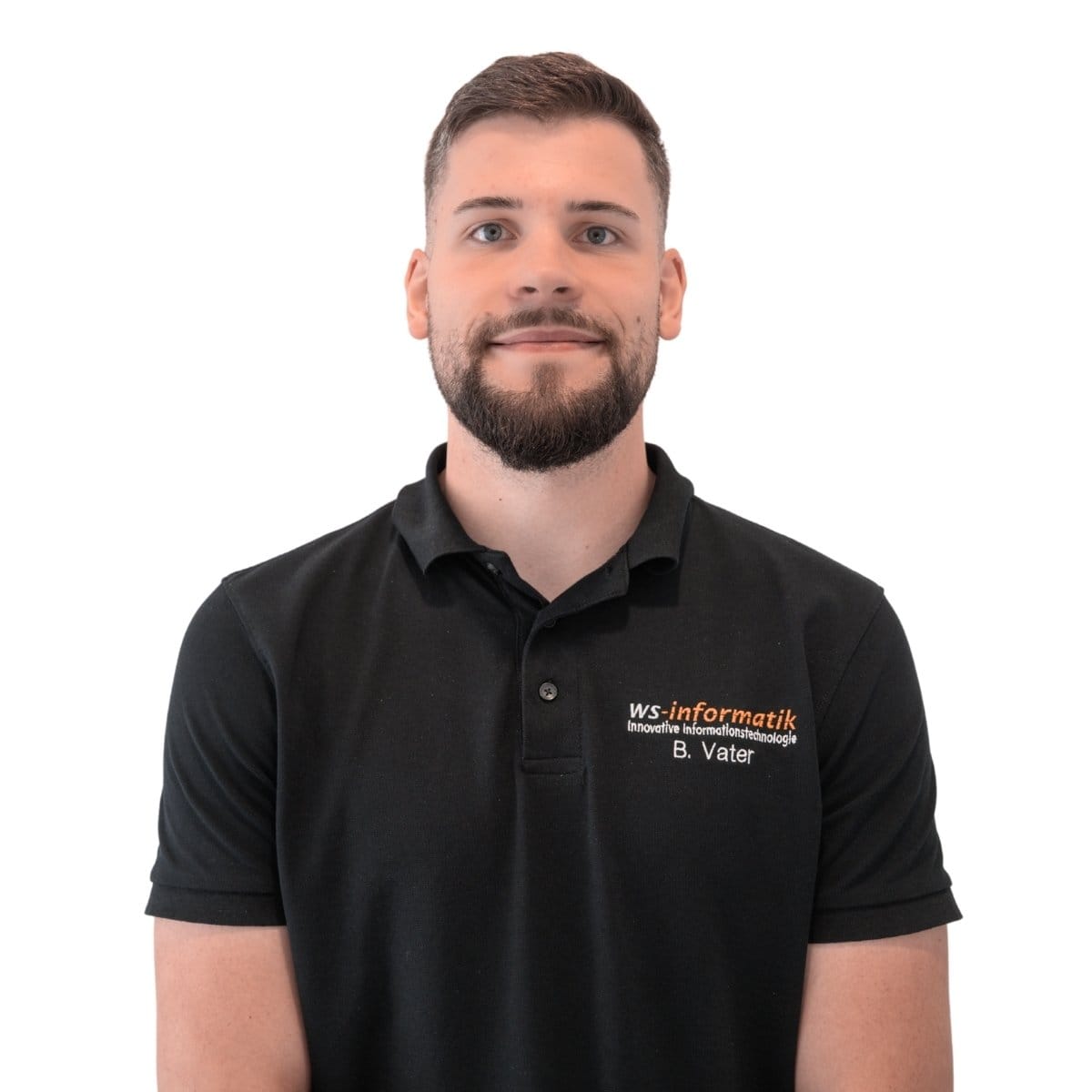 Portrait von Bastian, Systemberater bei der WS-Informatik GmbH & Co. KG, im schwarzen Poloshirt mit Firmenlogo, vor weißem Hintergrund.